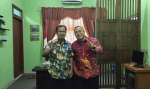 [Kiri] : Faisol Fanani, wartawan Musirawas.com. [Kanan] : Kepala Dinsos Mura, Muhammad Rozak, di Kantor Dinsos Mura, Kamis (1/10/2026).