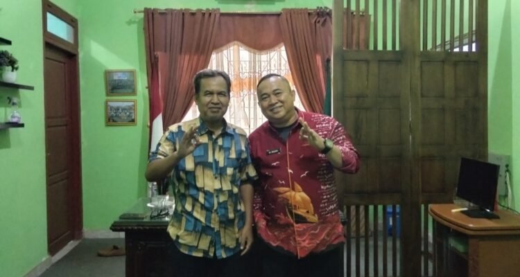 [Kiri] : Faisol Fanani, wartawan Musirawas.com. [Kanan] : Kepala Dinsos Mura, Muhammad Rozak, di Kantor Dinsos Mura, Kamis (1/10/2026).