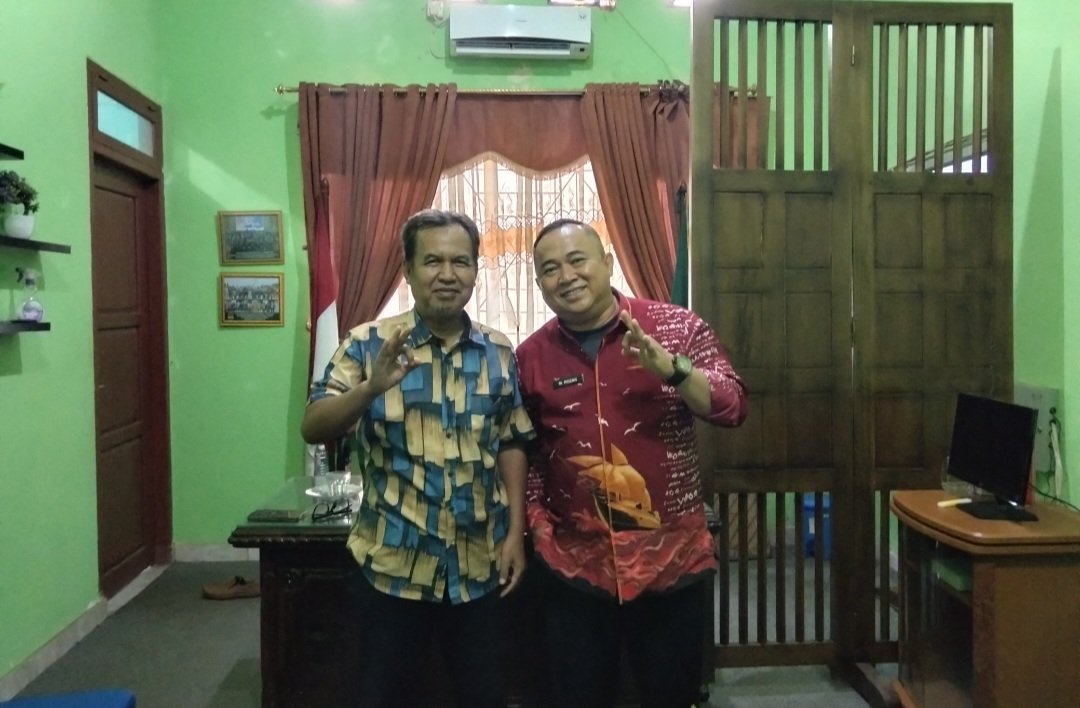 [Kiri] : Faisol Fanani, wartawan Musirawas.com. [Kanan] : Kepala Dinsos Mura, Muhammad Rozak, di Kantor Dinsos Mura, Kamis (1/10/2026).