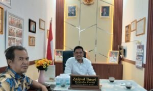 Kades Muara Beliti Baru, Zaipul Basri saat diwawancarai wartawan Musirawas.com di kantornya, Kamis (1/10/2026).