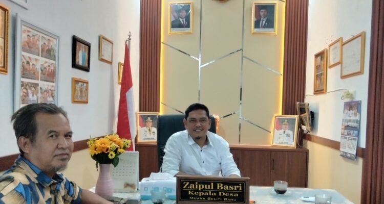 Kades Muara Beliti Baru, Zaipul Basri saat diwawancarai wartawan Musirawas.com di kantornya, Kamis (1/10/2026).