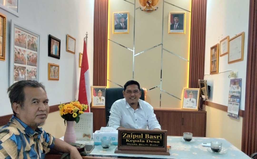 Kades Muara Beliti Baru, Zaipul Basri saat diwawancarai wartawan Musirawas.com di kantornya, Kamis (1/10/2026).